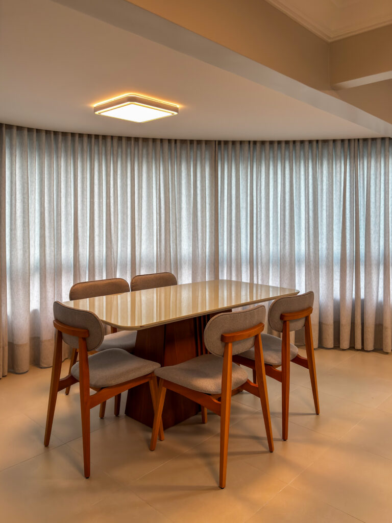 Cortina de linho em sala de estar, com opções de voil e blackout — Rioma Decor