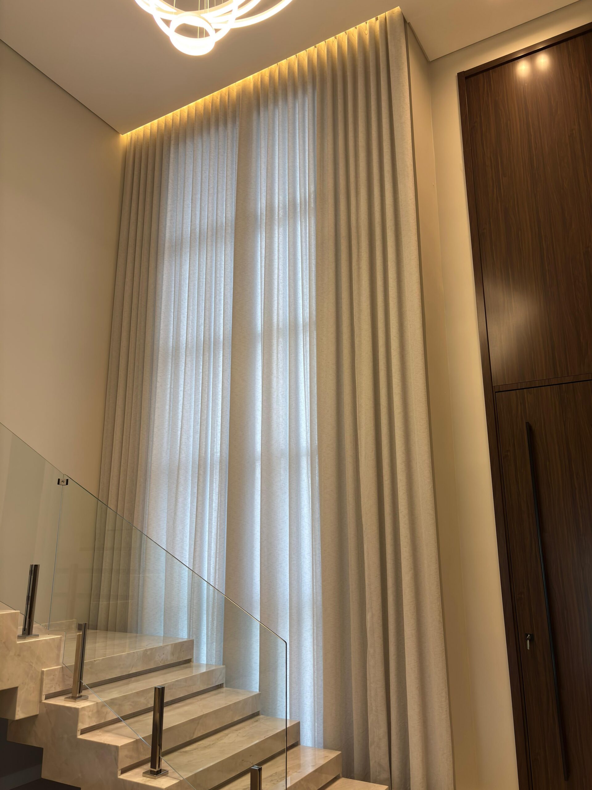 Sala de estar com cortina de linho em pé-direito alto — Rioma Decor, Florianópolis