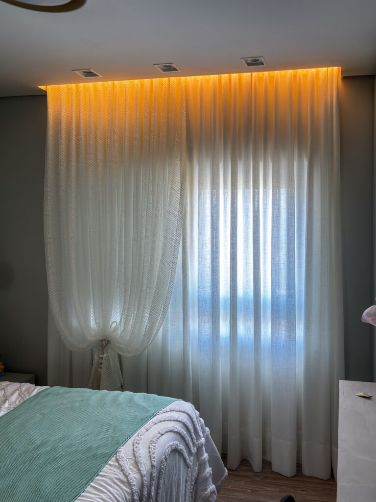 Cortina de linho em quarto, com leveza e privacidade — Rioma Decor