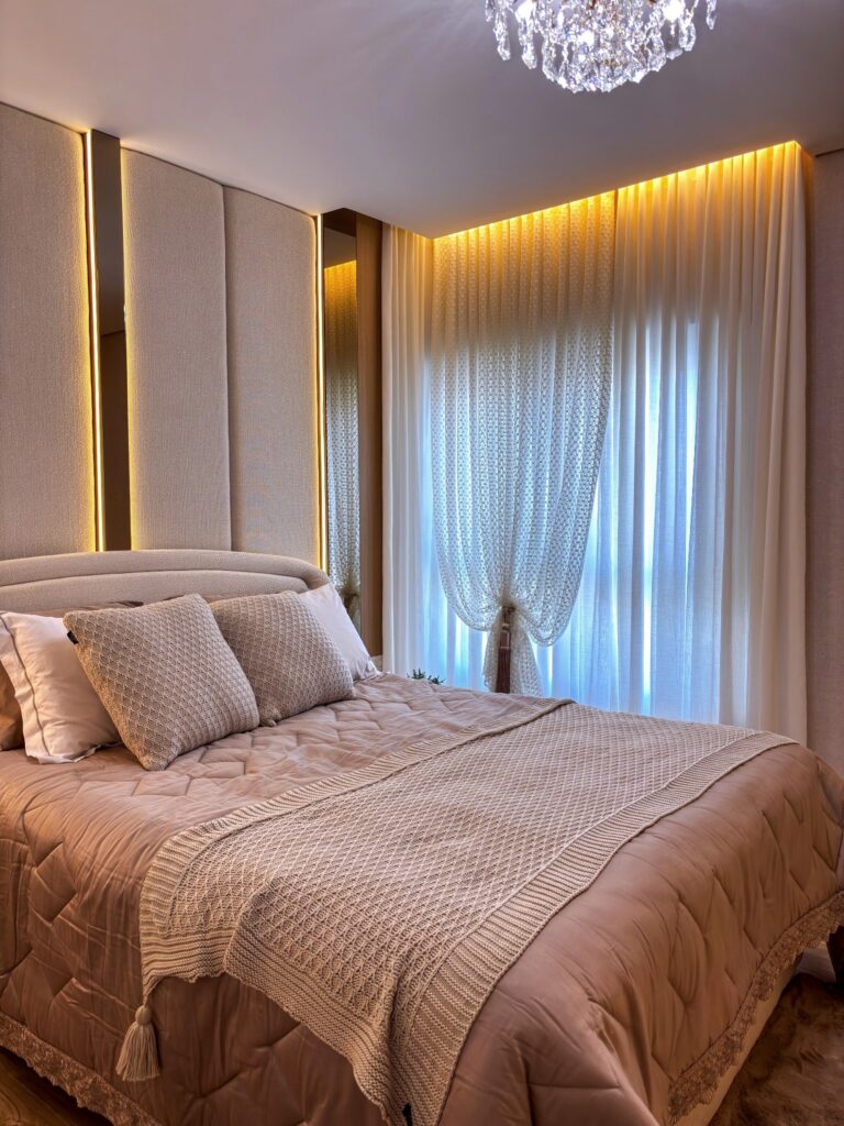 Cortina wave de linho sob medida em ambiente integrado — Rioma Decor, Florianópolis